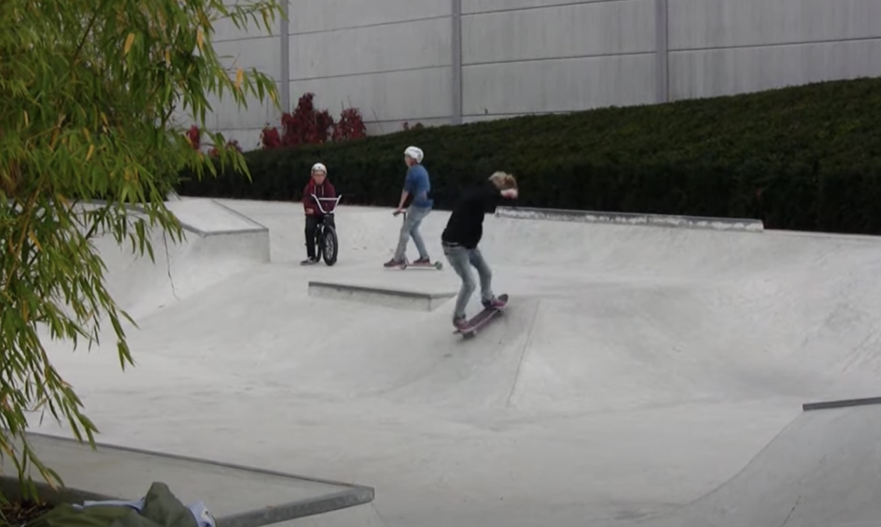 kids learning to skateboard at Wilhelmsburg skatepark Germany